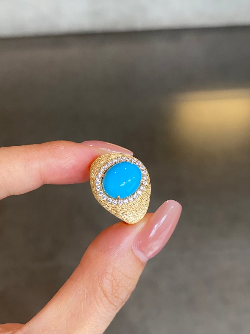 S925 Silver Turquoise Ring: This ring captivates with its unique turquoise hue and exquisite brushed craftsmanship. The substantial 18K gold plating gives it a shimmering texture, showcasing the classic charm of a vintage