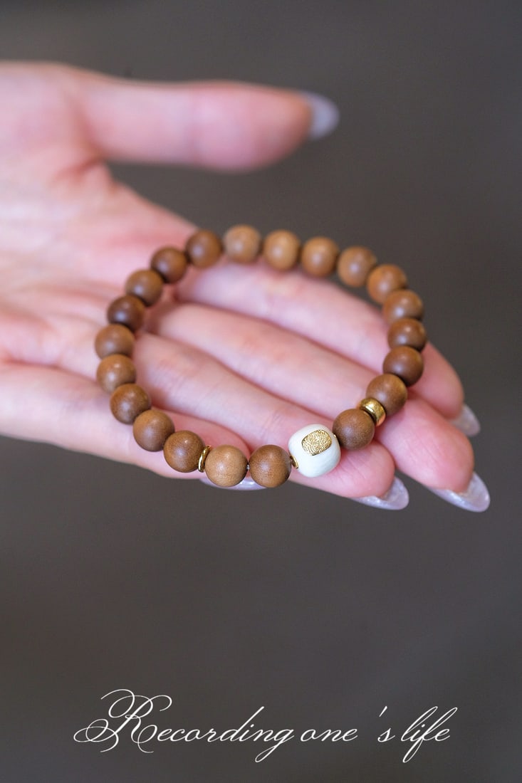 Sandalwood bracelet: Renowned for its pure color and high-quality material, this sandalwood prayer bead bracelet embodies a style that is both simple and elegant. It is ideal for those who seek inner peace and natural bea