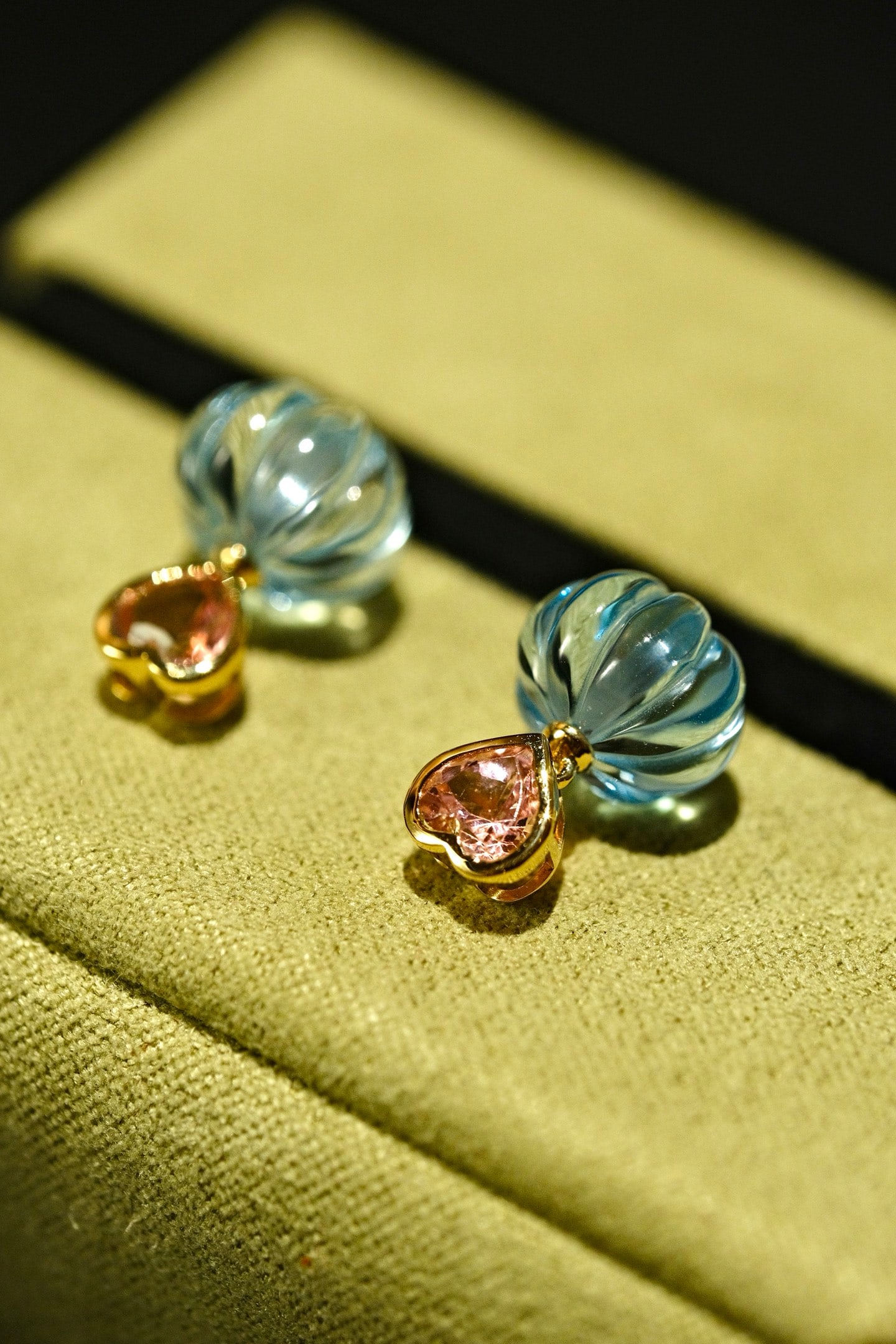 18K Gold Natural Tourmaline Pendant: This pendant is meticulously crafted in 18K gold, featuring a natural heart-shaped tourmaline with a unique pink-blue hue. Inspired by the refreshing essence of summer, it perfectly embodies elegance