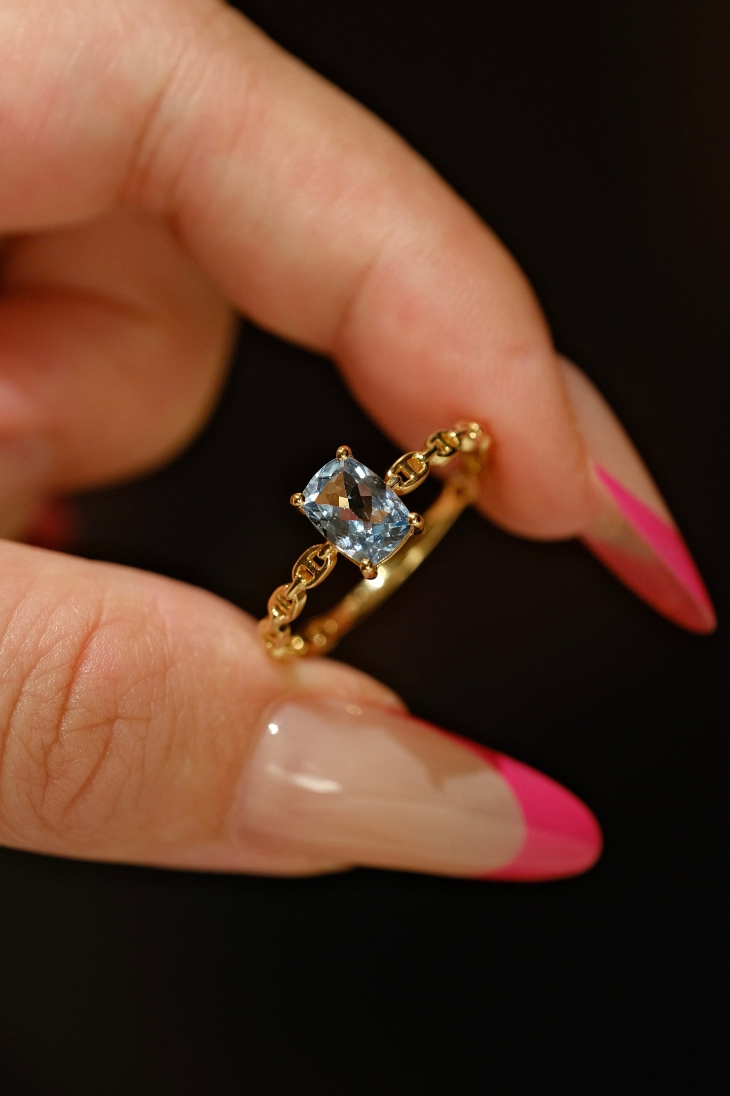 18K Gold Natural Aquamarine Ring: Crafted with an 18K gold base and set with a natural aquamarine that radiates a captivating blue glow, this ring features a distinctive "pig-nose" link design. It is the perfect choice for those who