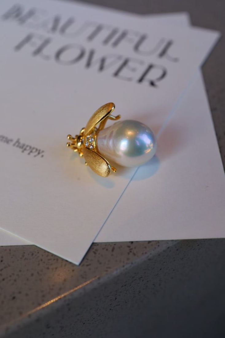 Silver Natural Pearl Pendant: This pendant features a natural pearl, showcasing the beauty of the silver matte craftsmanship. The exquisite design exudes elegance in every detail. Freight: 1.International Freight: Foreign