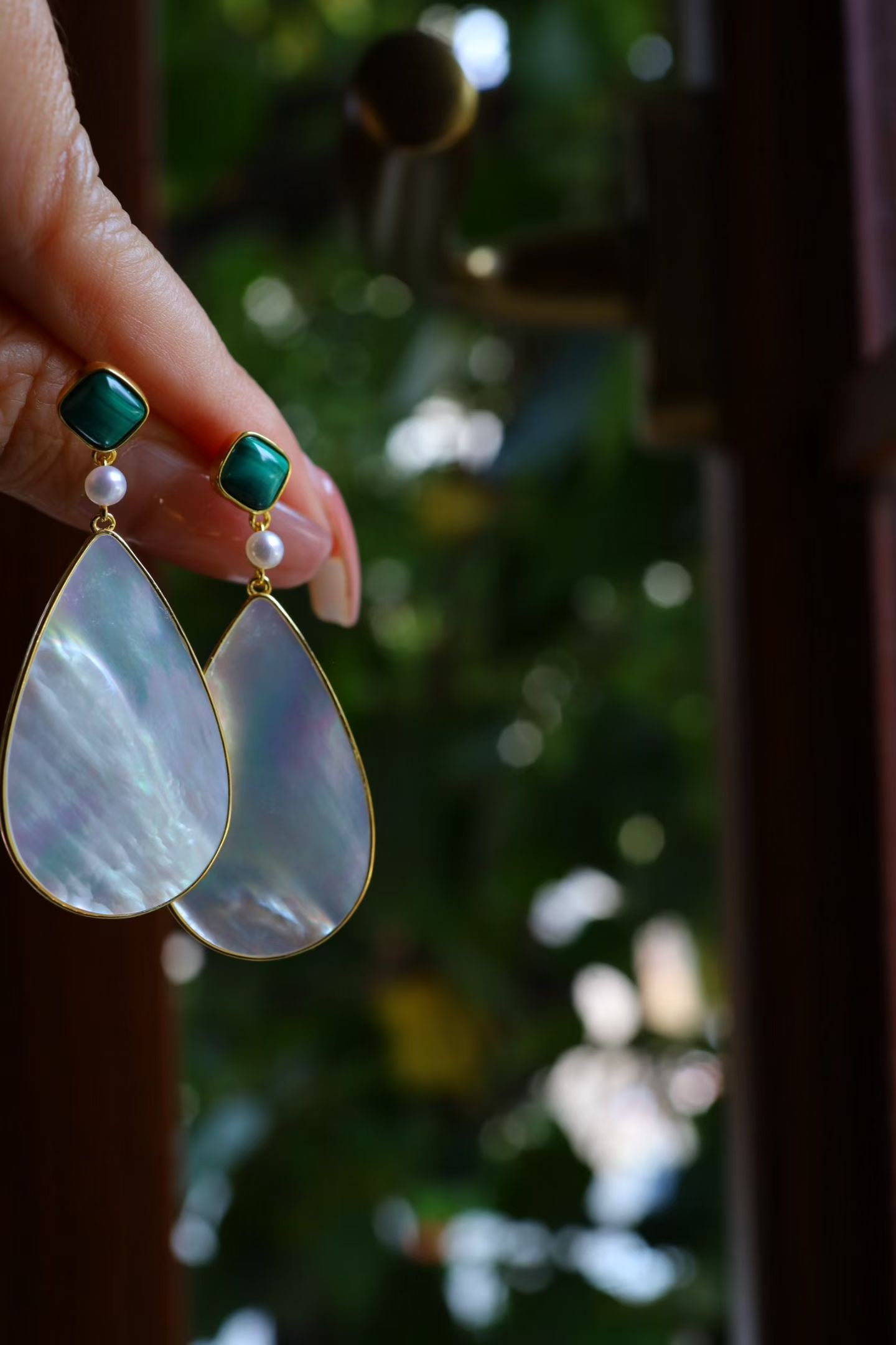 Silver Malachite and White Mother-of-Pearl Earrings: The deep green patterns of malachite complement the subtle luster of white mother-of-pearl, creating an unexpectedly harmonious aesthetic. The earrings gently sway as you walk, adding an elegant dynam