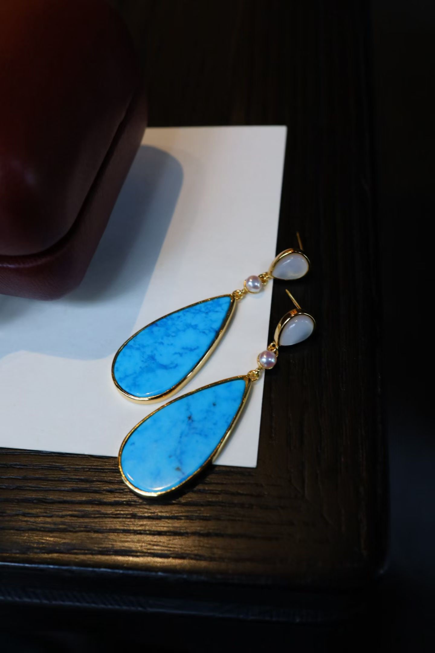 S925 silver earrings inlaid with white shell: These earrings feature a simple design, classic yet elegant. The main stone is magnesite, showcasing its natural beauty. The entire piece is crafted from silver with a refined color-preserving