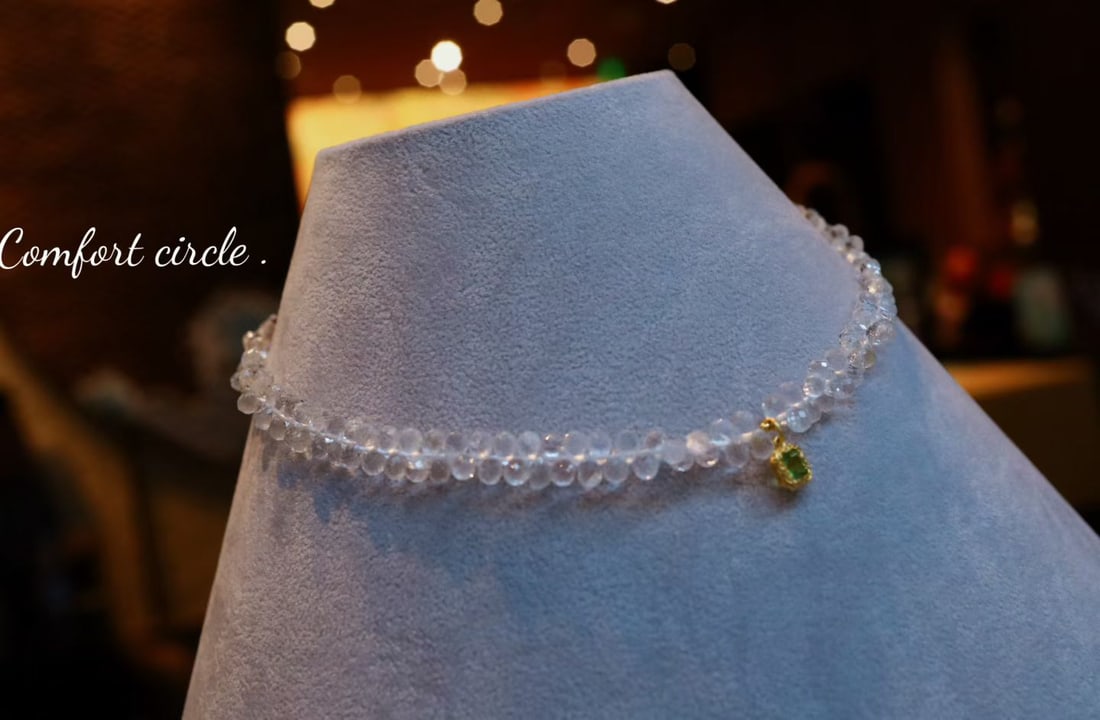 White Crystal Peridot Pendant Necklace: This necklace is composed of bright white crystals, each in a small droplet shape, exuding a cool elegance. Paired with a small, delicate light green peridot pendant, it is both exquisite and elegant,