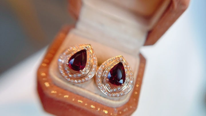 18K Gold Natural Tourmaline Earrings: Richly colored tourmaline earrings with a classic design, exuding an exquisite and elegant aura. The layered setting craftsmanship adds unique charm to the earrings. (Total weight 2.19g, stone weight 