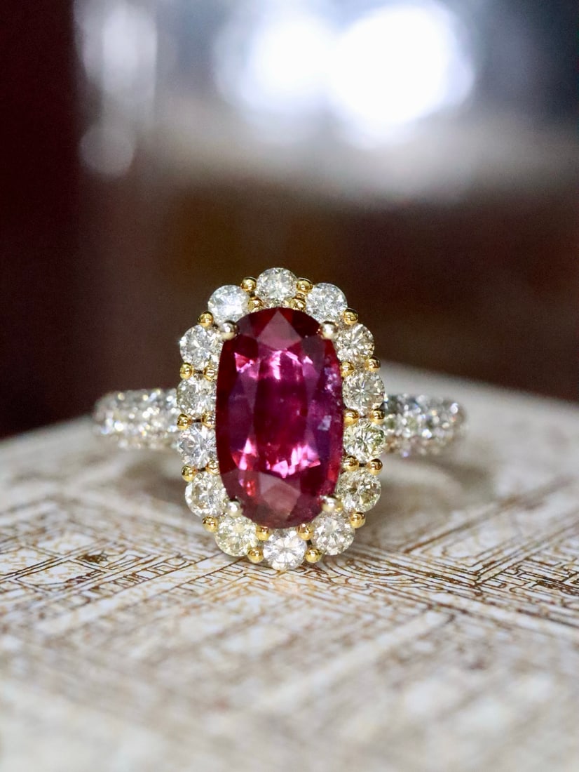 18K Gold Natural Ruby Ring: This ring is meticulously crafted in 18K gold, featuring a vividly colored ruby that exudes noble elegance. Complemented by brilliant diamonds, the design is luxurious yet graceful. A classic piece wo