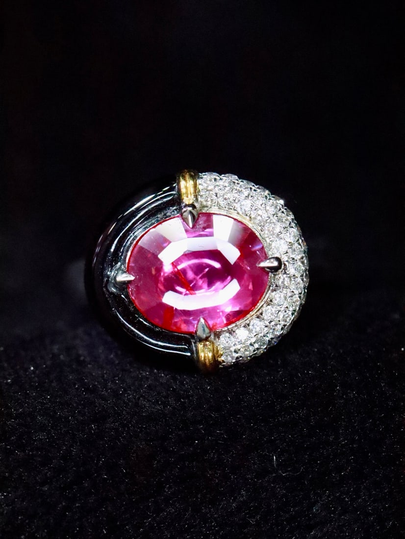 18K Gold Natural No-Heat Ruby Ring: This ring features a vintage elegant style, showcasing urban modern charm. The combination of black onyx and no-heat ruby is both strong and gentle, creating a stunning effect. Its exquisite craftsman