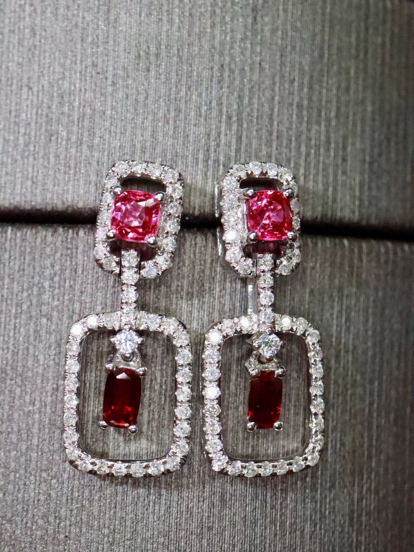 18K Gold Natural No-Heat Ruby Earrings: These earrings feature a vintage design, exuding elegance and mystery. The luster of 18K gold complements the natural allure of no-heat rubies, with diamonds adding a touch of luxury. Perfect for thos