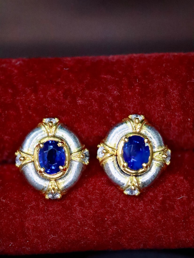 Platinum Natural Sapphire Earrings: These earrings feature a sapphire as the main stone, showcasing a vintage design with a satin-like flow. The exquisite craftsmanship gives it a soft texture, while the diamonds add a touch of lively b