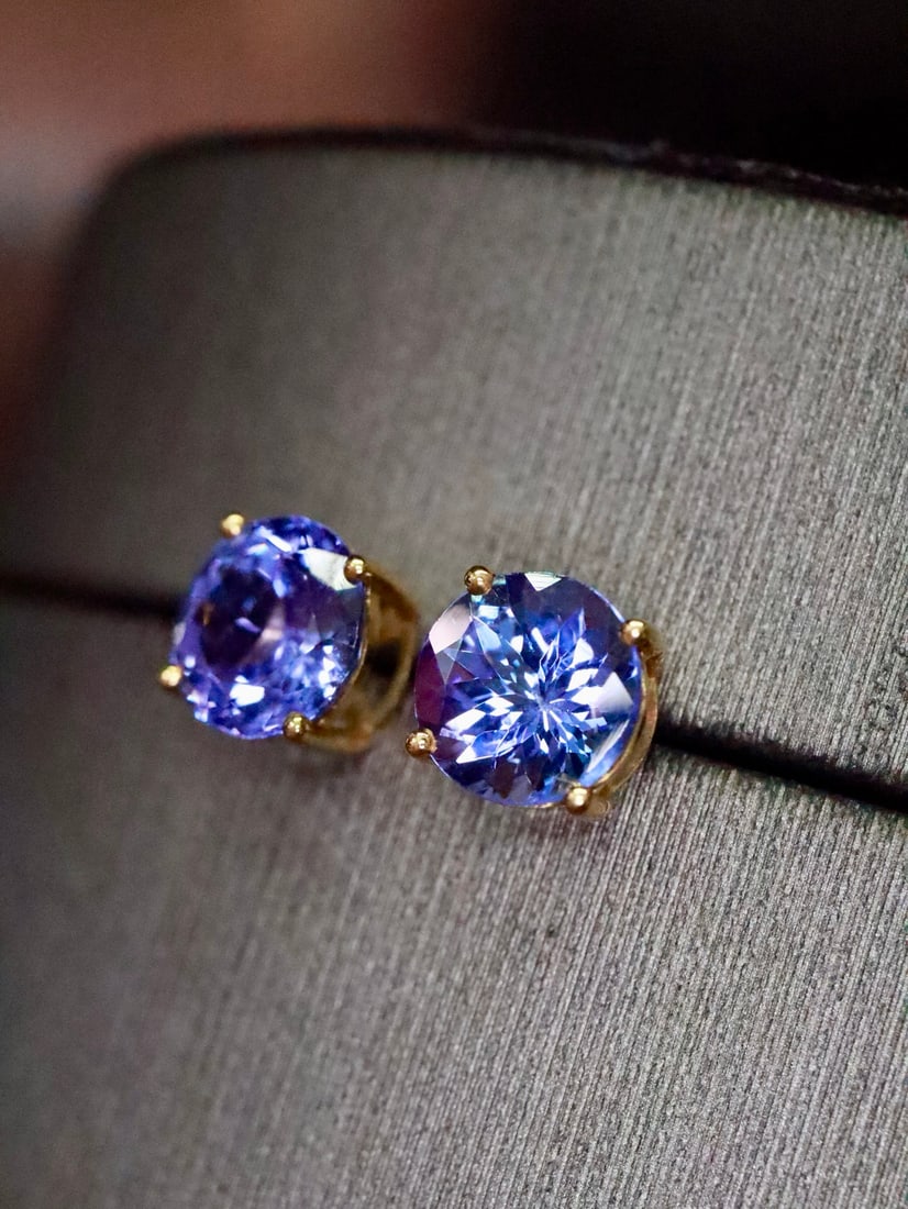 18K Gold Natural Tanzanite Earrings: These earrings are meticulously set in 18K gold, showcasing the unique allure of natural tanzanite. The main stone is clear and captivating, suitable for any occasion. The elegant design highlights
