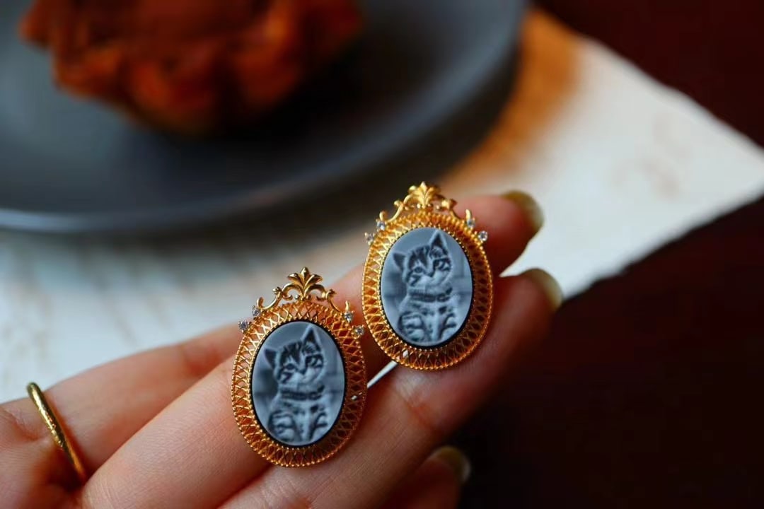 18K Gold Agate Cameo Brooch: This brooch showcases the unique charm of agate through exquisite cameo craftsmanship, with intricate and layered carving. It is entirely made of sterling silver plated with 18K gold, giving it a nobl
