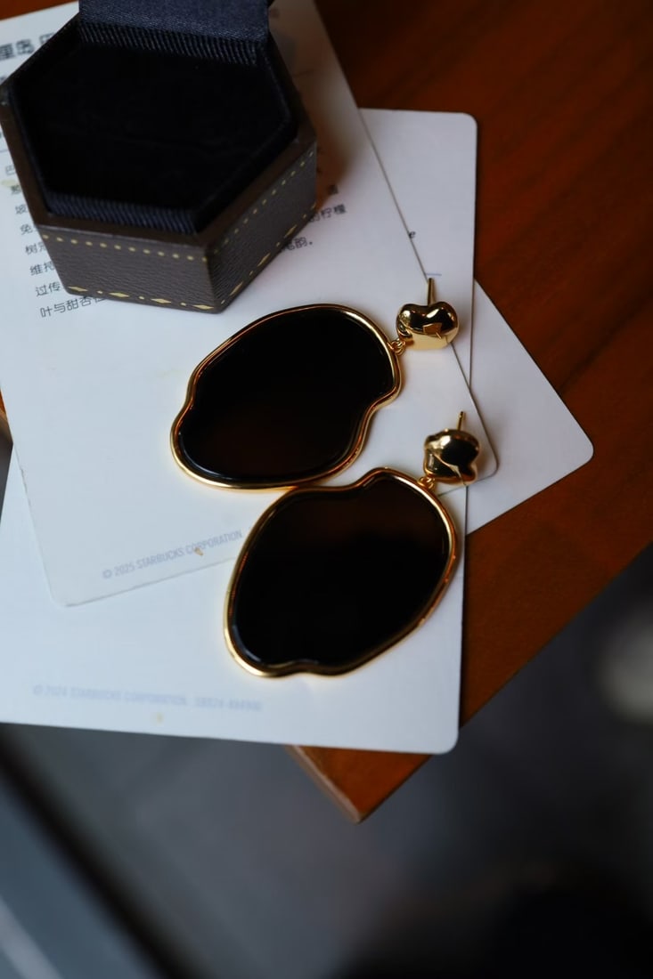 Sterling Silver Black Onyx Earrings: These earrings feature black onyx as the main stone, showcasing the classic allure of sterling silver. The thick bezel setting adds a unique three-dimensional effect. The color-preserving plating proc
