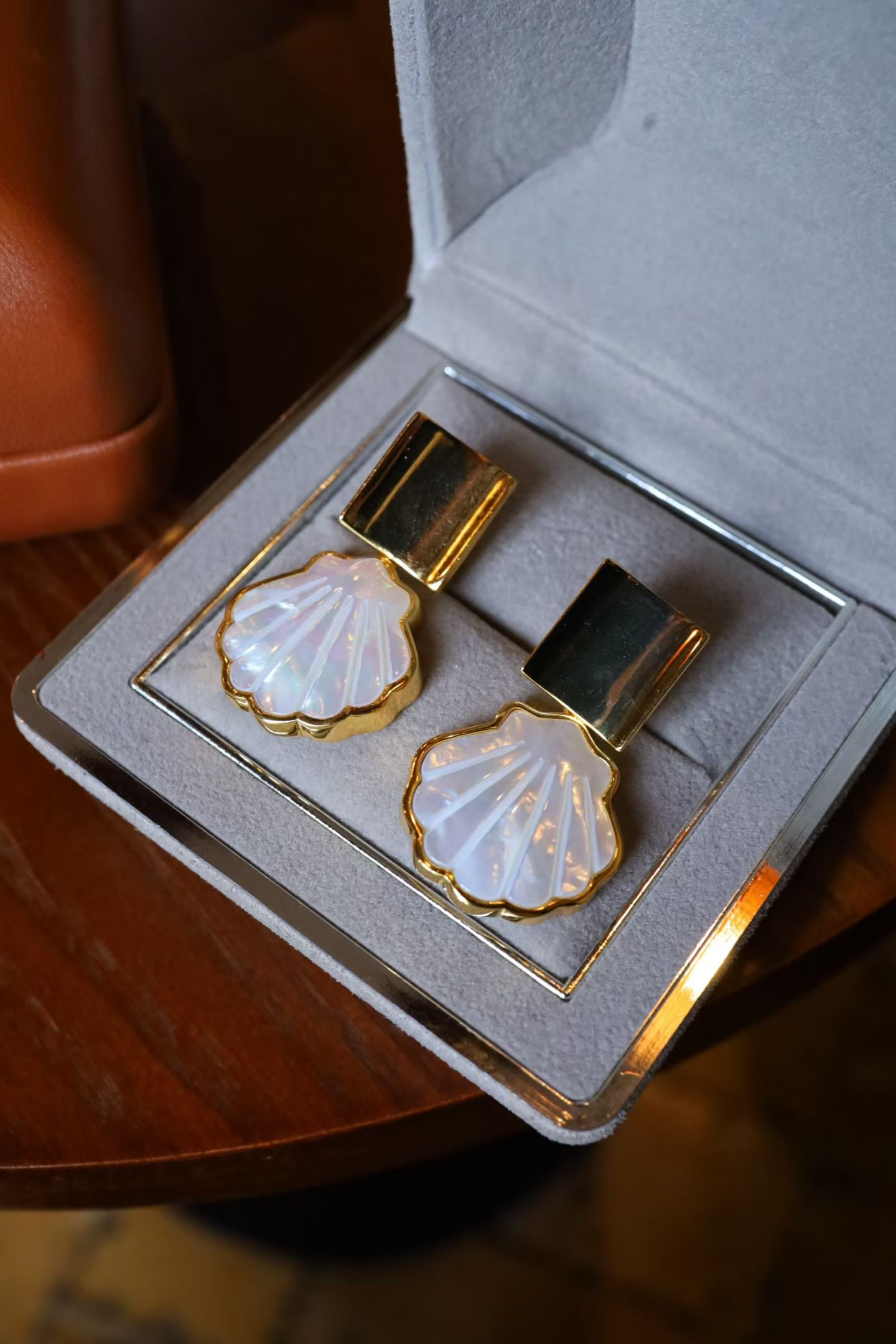Natural White Mother-of-Pearl Earrings: These earrings feature natural white mother-of-pearl in a three-dimensional shell design, offering a substantial texture. The stud design is simple and elegant, enhancing the wearer's aura. Freight: 1