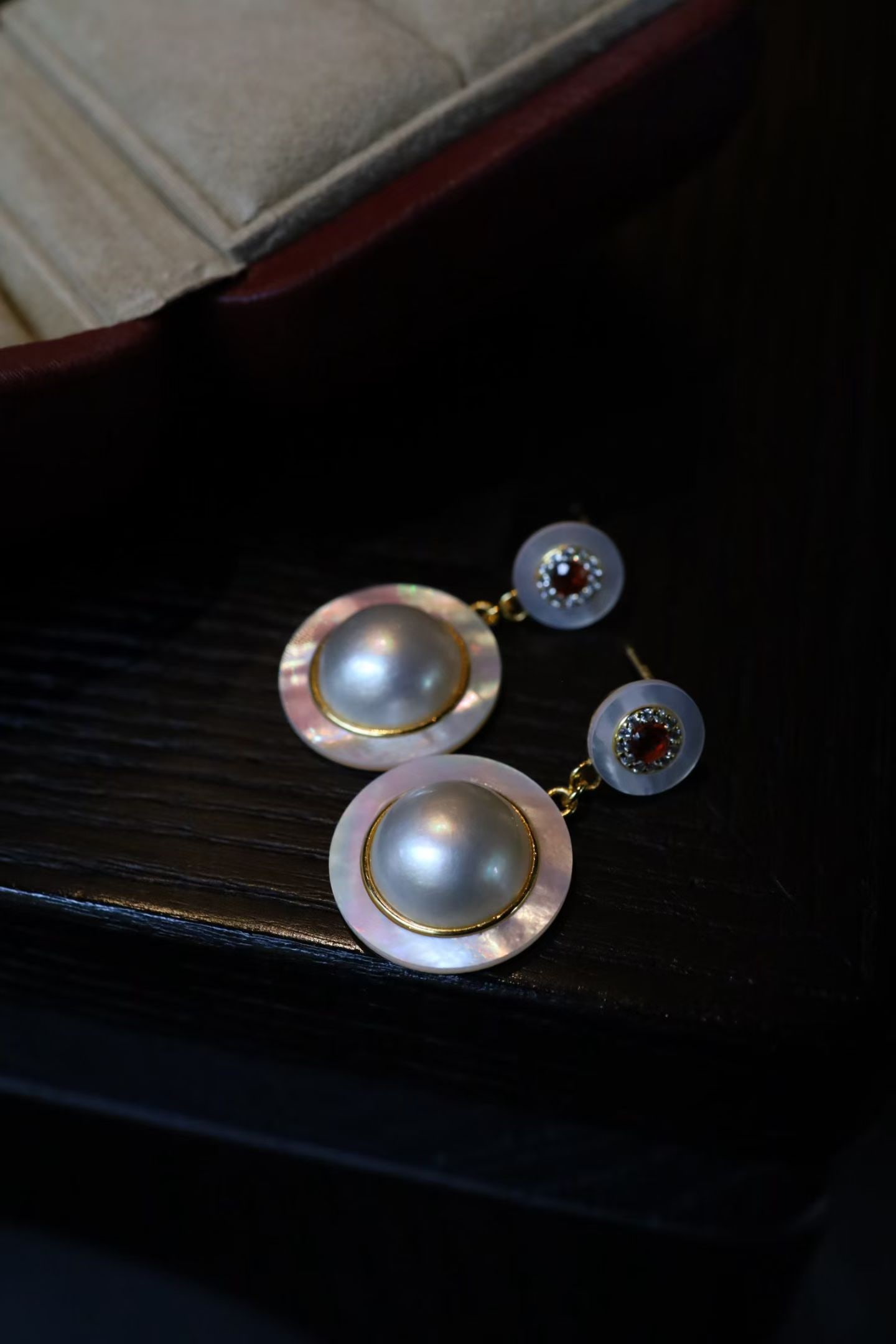 Natural Seawater Mabe Pearl Earrings: These earrings feature natural seawater Mabe pearls, showcasing a flawless luster. Paired with white mother-of-pearl, the design is elegant and unique. The earrings are made of s925 silver with a refi