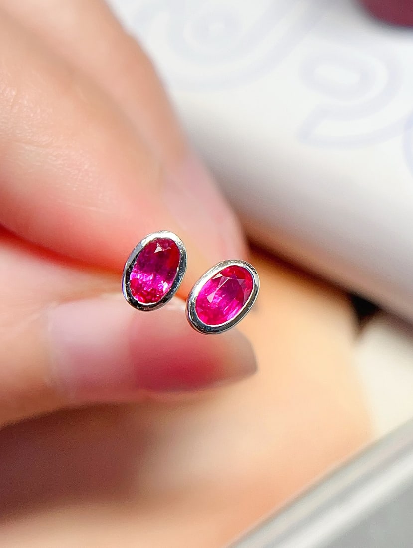 18K Gold Natural Unheated Ruby Earrings: These earrings are crafted in 18K gold, set with natural unheated rubies, showcasing a bright and transparent glass-like appearance. The simple design makes them suitable for any occasion. (Main stone