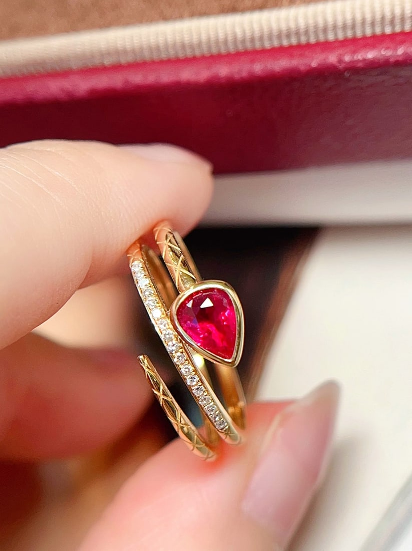18K Gold Natural Unheated Pigeon's Blood Red Ruby Ring: This ring is meticulously crafted in 18K gold, featuring a natural unheated pigeon's blood red ruby with rich color and dazzling brilliance. The design is simple yet luxurious, suitable for any occasi