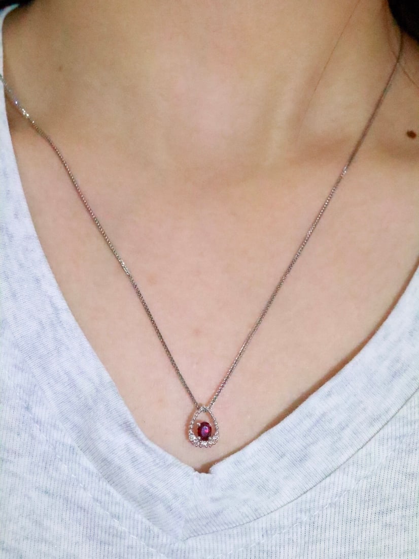 Platinum Natural Ruby Pendant: This platinum pendant features a natural ruby, exuding an aura of elegance and nobility. The exquisite design perfectly combines with the elegant material, suitable for various occasions. The brillian