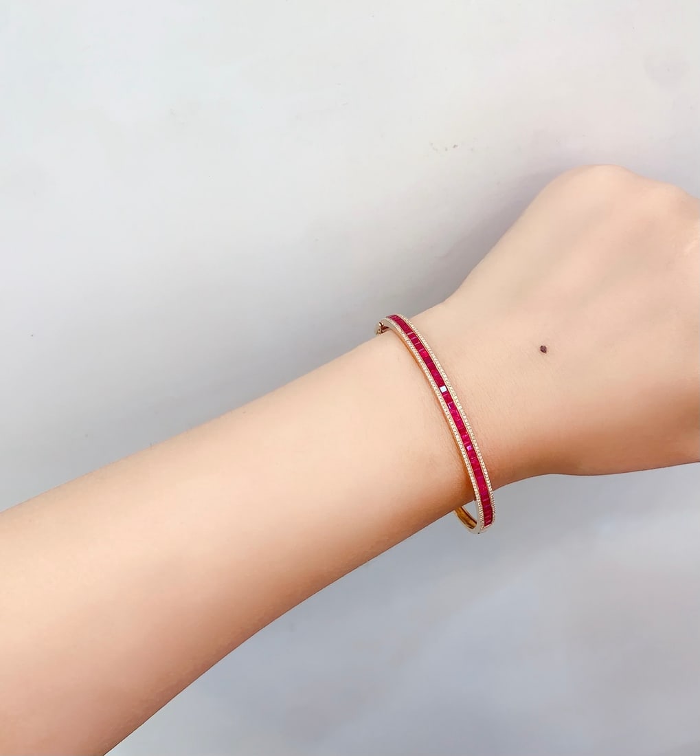 18K Gold Natural Ruby Bracelet: This bracelet is meticulously crafted in 18K gold, set with a natural ruby, exuding an aura of elegance and nobility. The main stone is a 4.88-carat ruby, surrounded by 188 diamonds, dazzling and bril