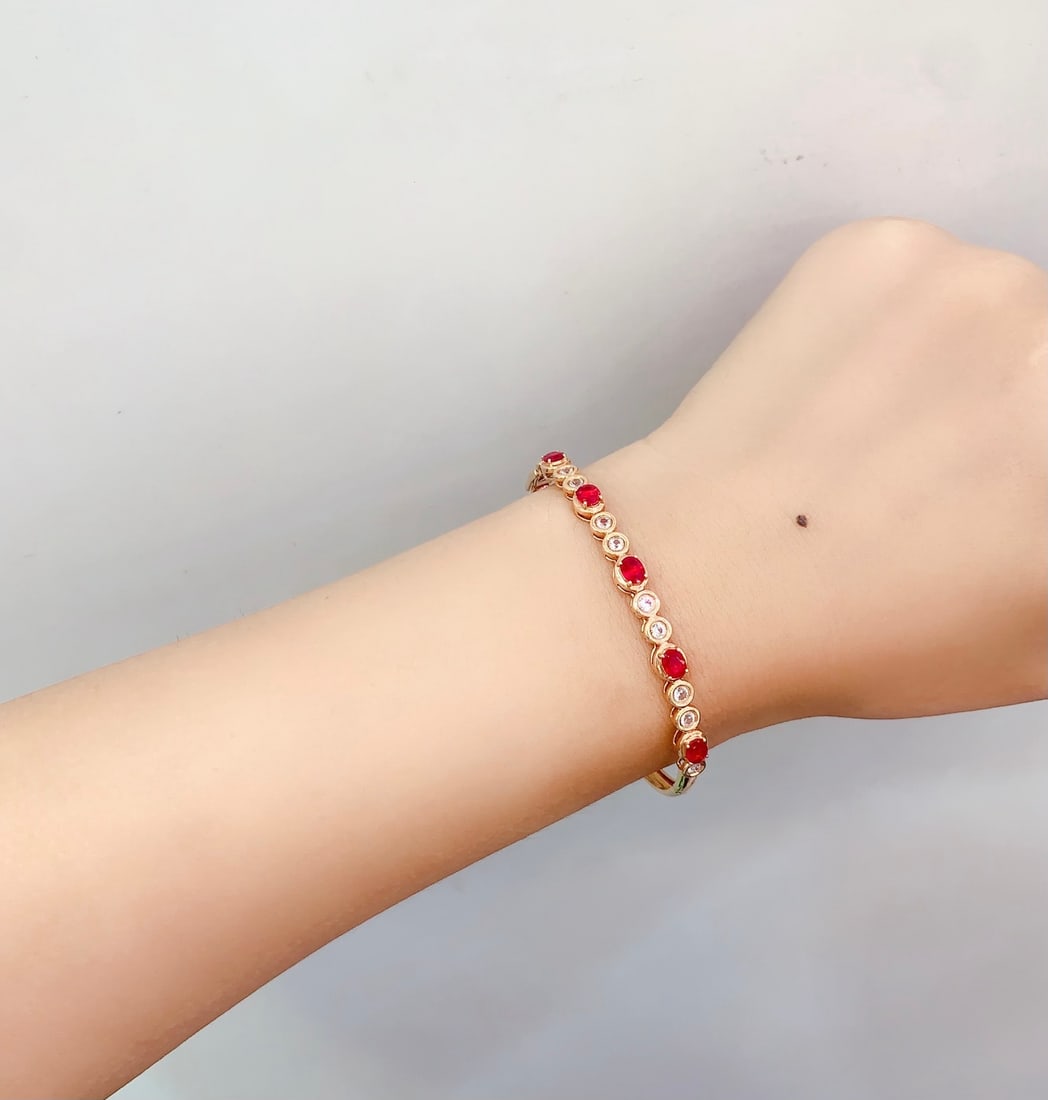 18K Gold Natural Ruby Bracelet: This bracelet is meticulously crafted in 18K gold, set with natural ruby, exuding a noble and elegant aura. The brilliance of the ruby complements the luster of the metal, suitable for various occasio