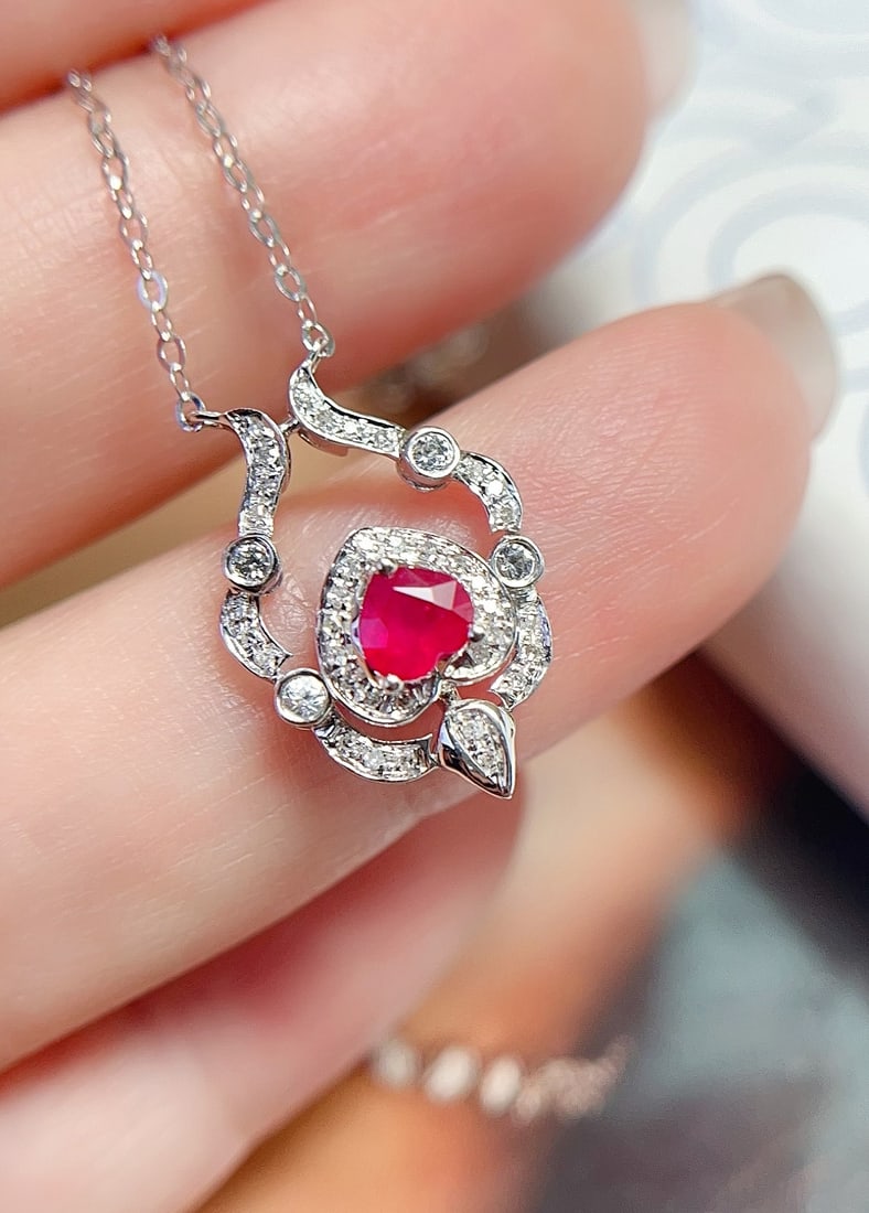 18K Gold Natural Pigeon Blood Red Ruby Necklace: This 18K gold ruby necklace captivates with its pigeon blood red hue and flawless quality. Its unique design and dazzling elegance perfectly showcase a noble temperament. The main stone is an approxim