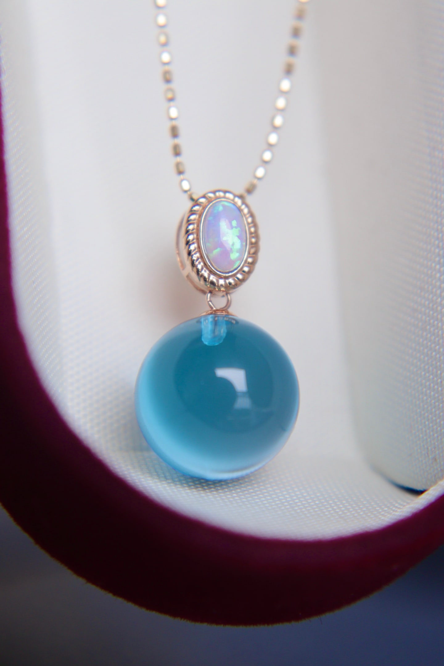 18K Gold Natural Topaz Pendant: This pendant is meticulously crafted in 18K gold, featuring a natural topaz with flawless clarity and elegant color. Suitable for various occasions, it exudes noble charm. Freight: 1.International Fre