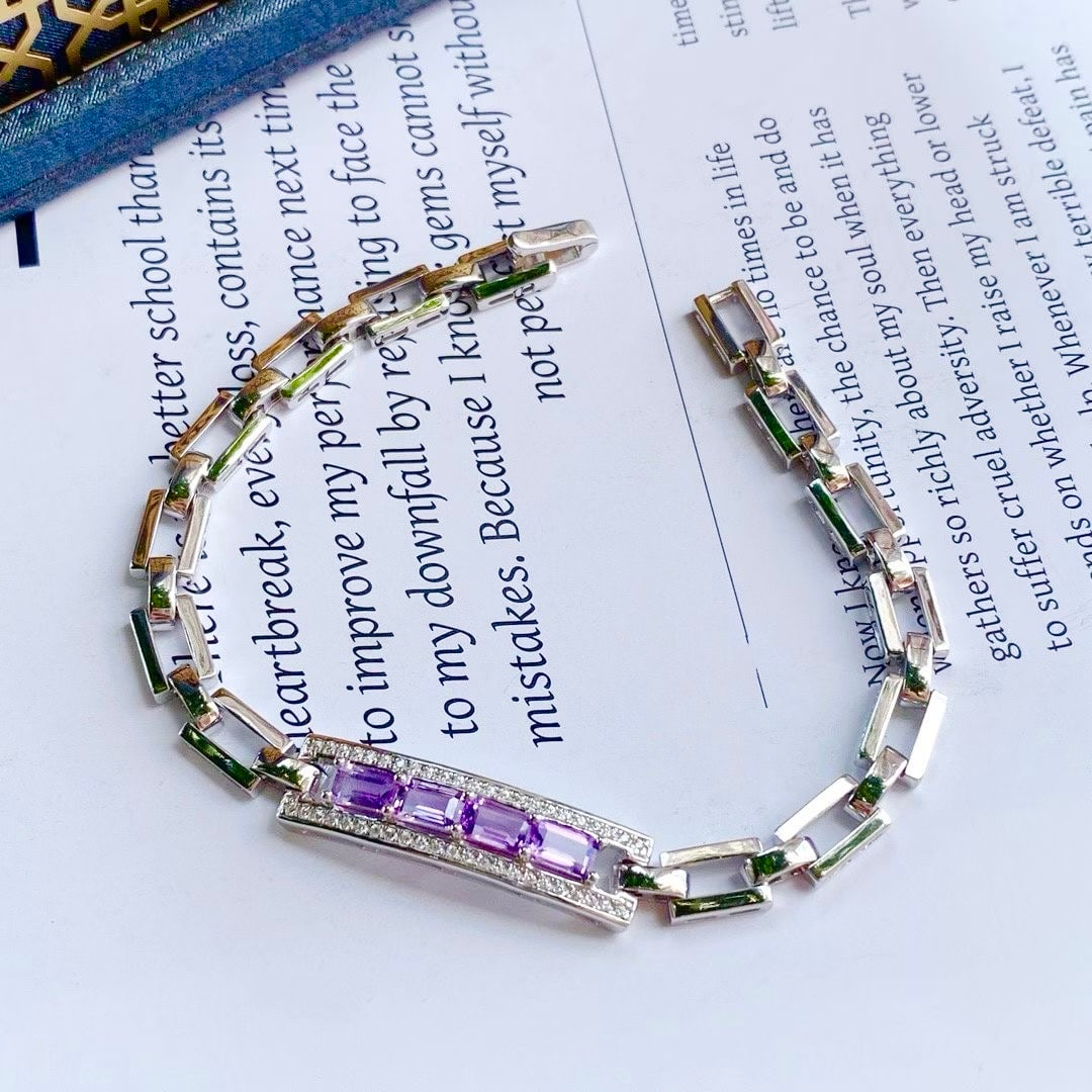 925 Silver Natural Amethyst Bracelet: This bracelet features natural amethyst set in 925 silver, resembling a simple poetic line. The amethyst appears like solidified purple stardust, accented with small diamonds, exuding an elegant aura.