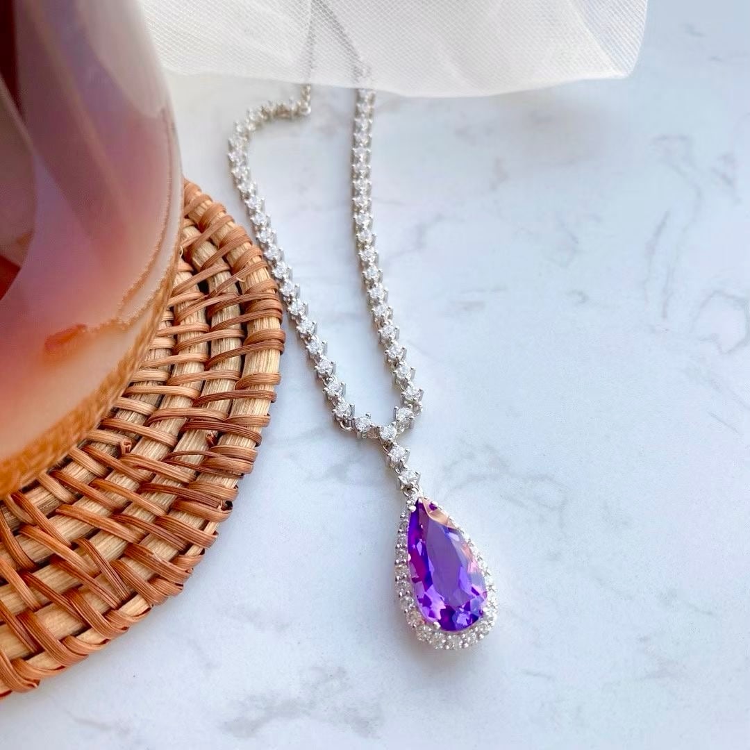 925 Silver Amethyst Necklace: This necklace is strung with a 925 silver chain, resembling a galaxy of sparkling diamonds. The amethyst drop embodies a perfect blend of starlight and twilight, exuding elegance and mystery. (Main st