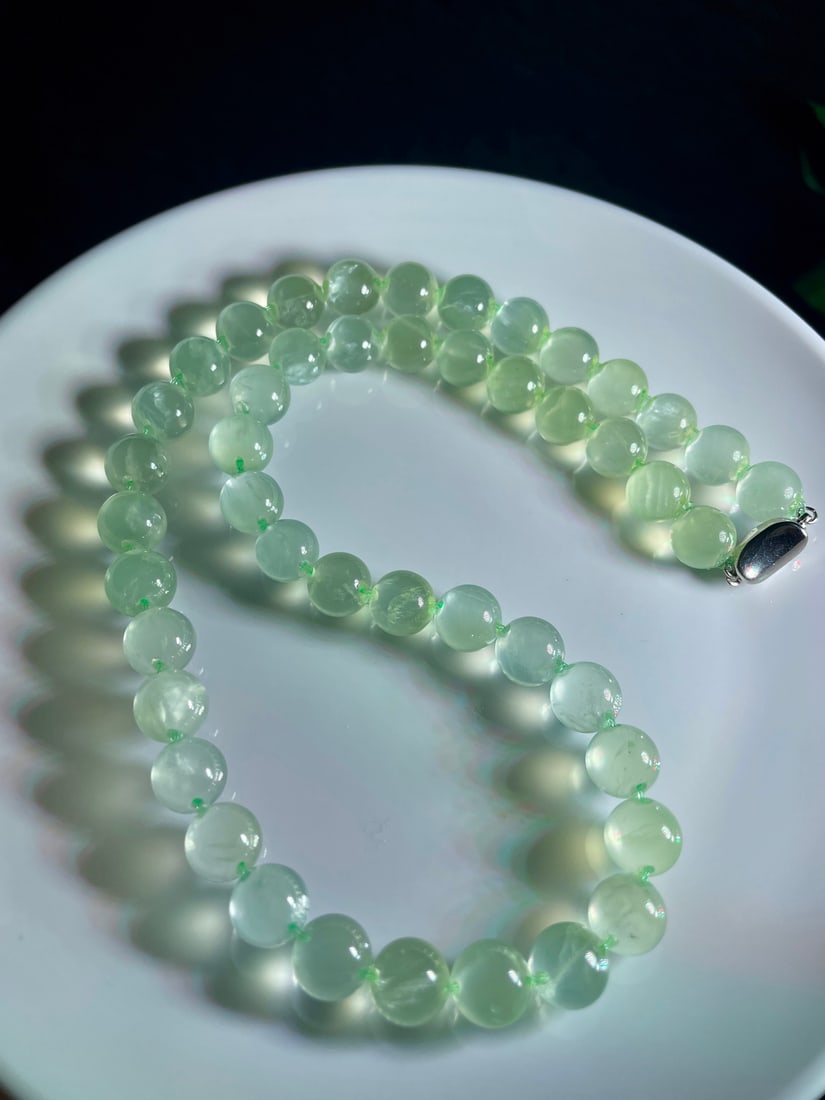 Prehnite Necklace: This necklace features elegant prehnite, showcasing the fresh beauty of nature. Paired with a 925 silver clasp, the design is simple yet noble. Suitable for various occasions, adding a unique charm. (