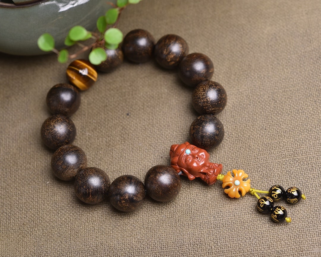 Agarwood Bracelet: This agarwood bracelet exudes a clear and elegant fragrance that becomes richer and more enchanting with heat. The even distribution of resin and sweet medicinal aroma is captivating. Paired with irid