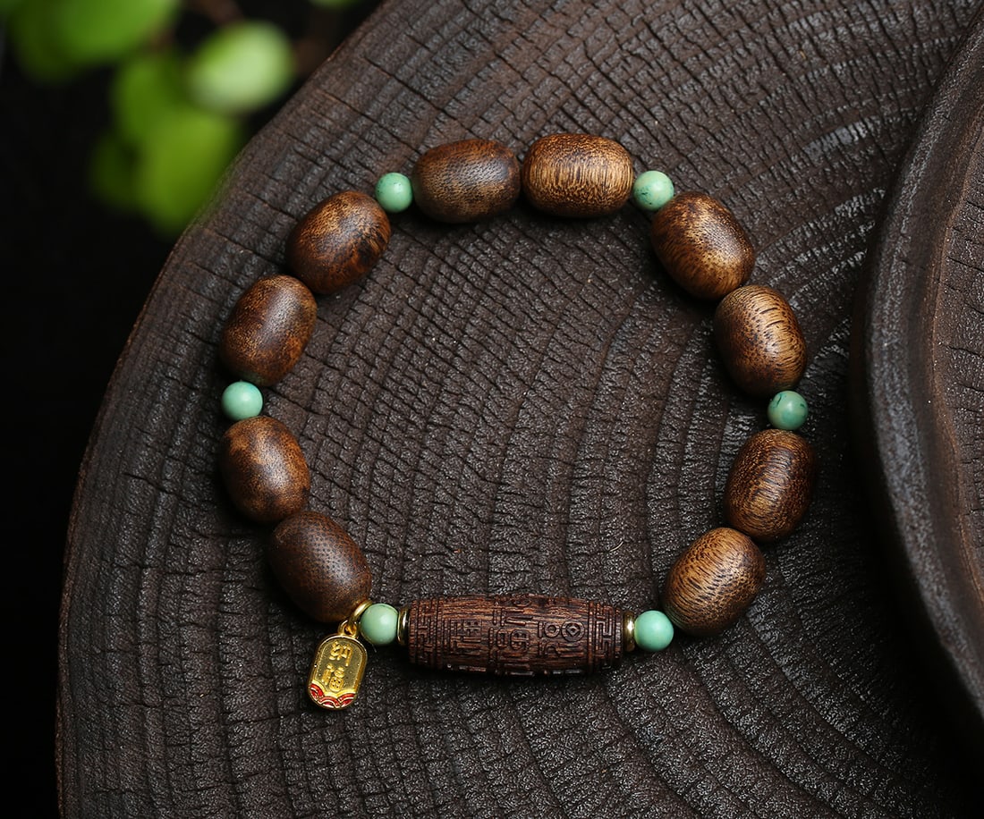 Agarwood Bead Bracelet: Selected agarwood jujube beads, each full and with clear texture, embodying the essence of time. The agarwood carved bead of blessings is finely crafted, each turn of the bead is a blessing. Smell a w
