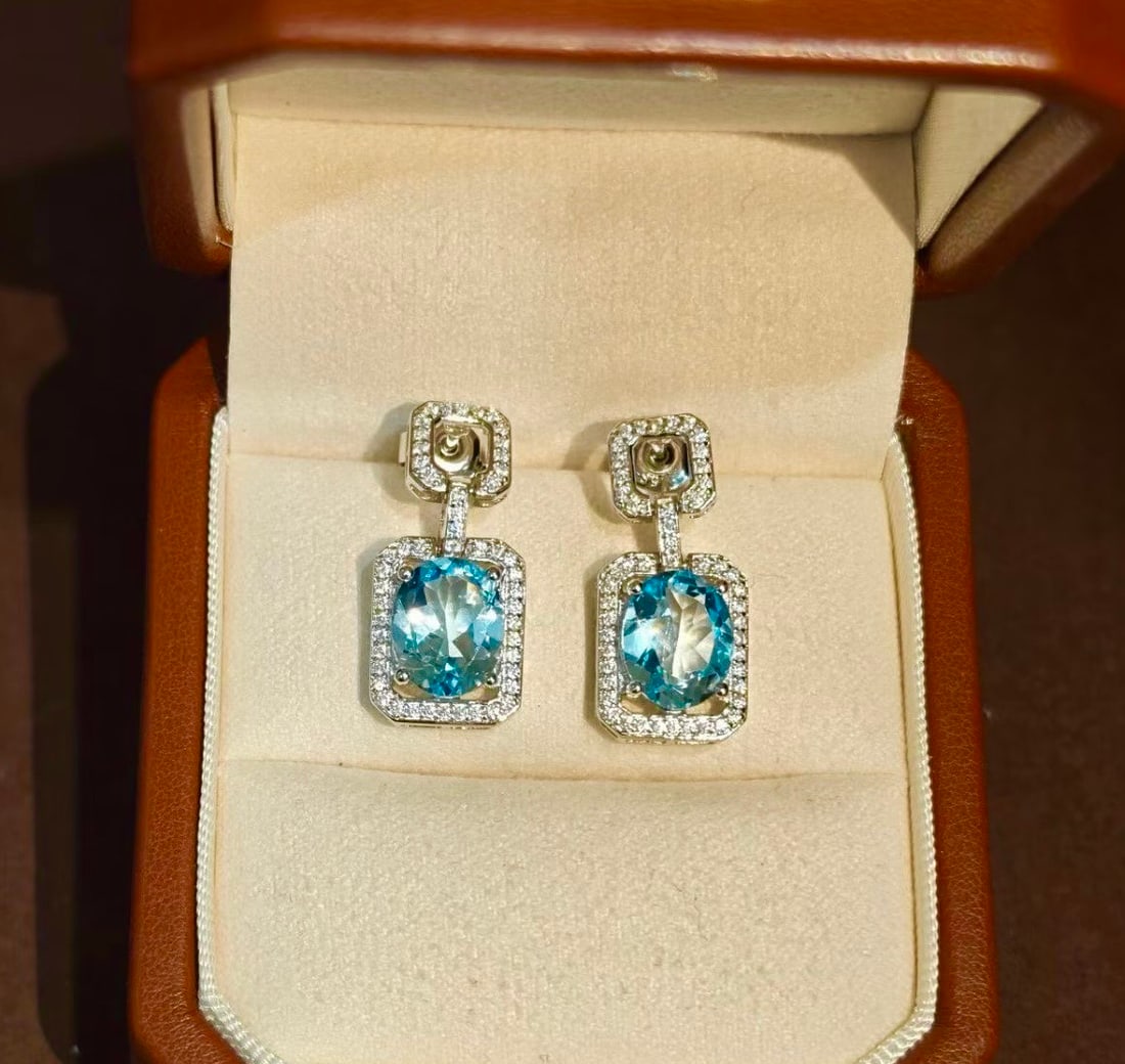 925 Silver Natural Topaz Earrings: These earrings are meticulously crafted from 925 silver, set with natural topaz, exuding an elegant aura. The fresh hue of the topaz adds a touch of brilliance to the overall design. Suitable for vari