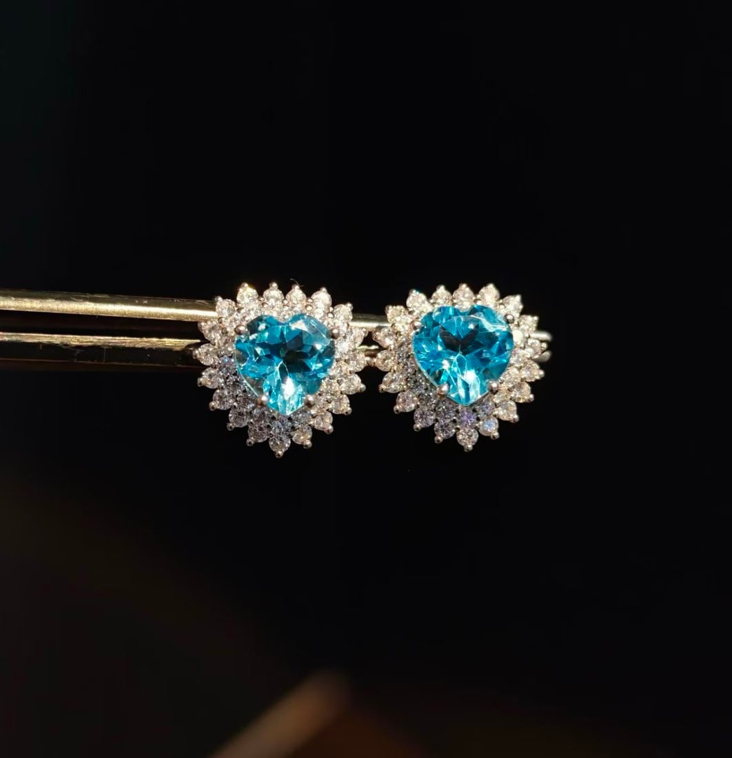 925 Silver Natural Topaz Earrings: These earrings are crafted from 925 silver, set with natural topaz, showcasing a simple yet elegant design. The natural luster of the topaz adds a touch of freshness to the overall look. (Main stone 8