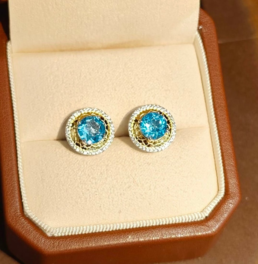 925 Silver Natural Topaz Earrings: These earrings are meticulously crafted in 925 silver, set with natural topaz, showcasing a simple yet elegant style. The natural luster of the topaz adds a touch of freshness to the overall design. S