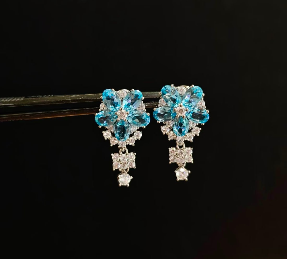 925 Silver Natural Topaz Earrings: These earrings are crafted from 925 silver, set with natural topaz, showcasing a simple yet elegant style. The fresh hue of the topaz adds a touch of brilliance to the overall design. Suitable for dai