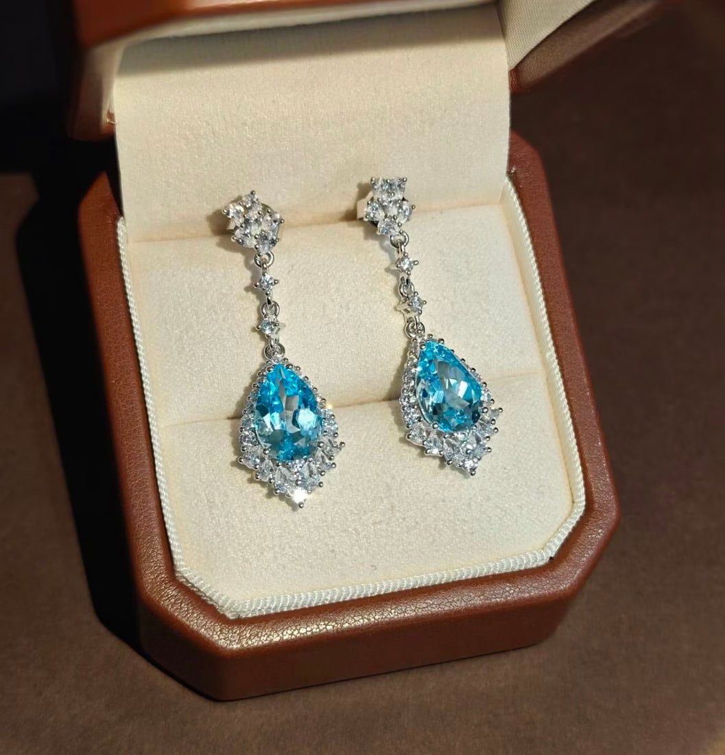 925 Silver Natural Topaz Earrings: These earrings are meticulously crafted from 925 silver, set with natural topaz, exuding an elegant aura. The fresh hue of the topaz adds a touch of brilliance to the overall design. Suitable for vari