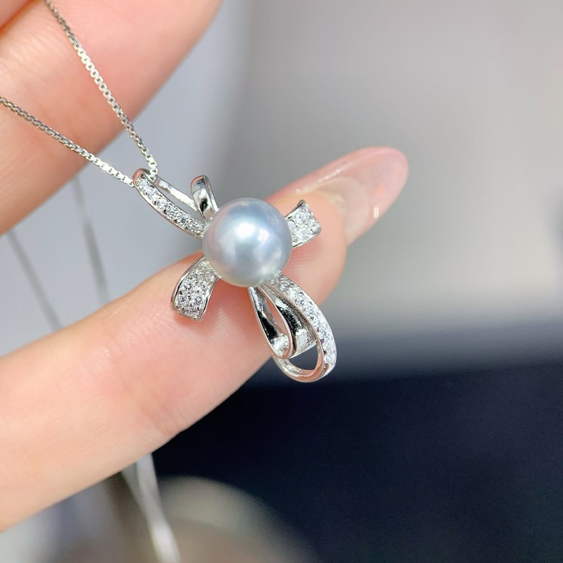 S925 Silver Pearl Pendant: This pendant features a 7-8mm Akoya saltwater pearl, complemented by an S925 silver bowknot design with diamonds, exuding a gentle and lively charm. Suitable for pairing with various outfits to showca