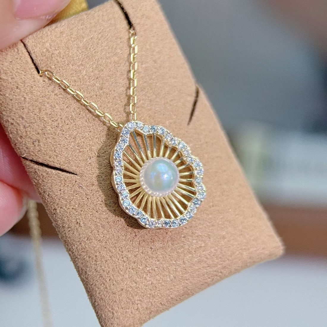 Natural Pearl Pendant: This pendant features a natural pearl, showcasing the classic allure of seawater Akoya pearls. The pearl diameter is 5-6mm, exhibiting a round and nearly flawless quality. The combination of finely cr