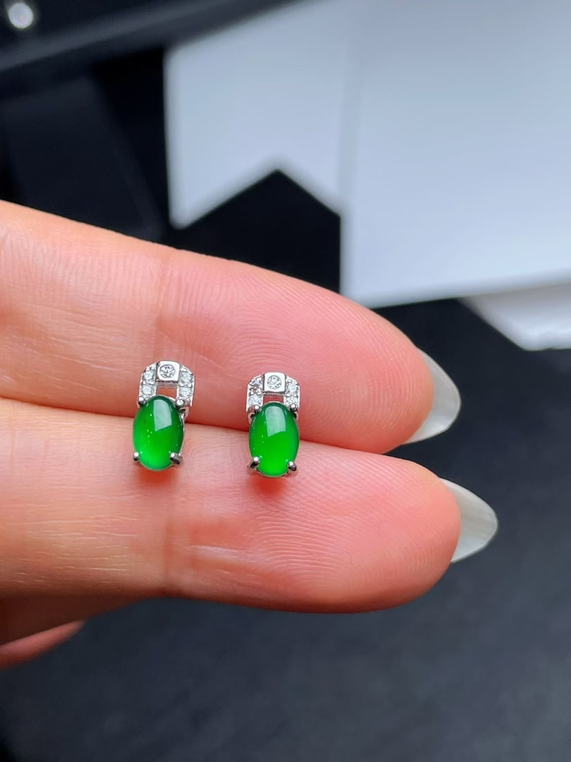 Silver Spicy Green Jadeite Earrings: These earrings showcase the natural allure of jadeite with their unique spicy green hue, capturing attention with their exquisite design. The jadeite's color resembles the fresh buds of spring, full o