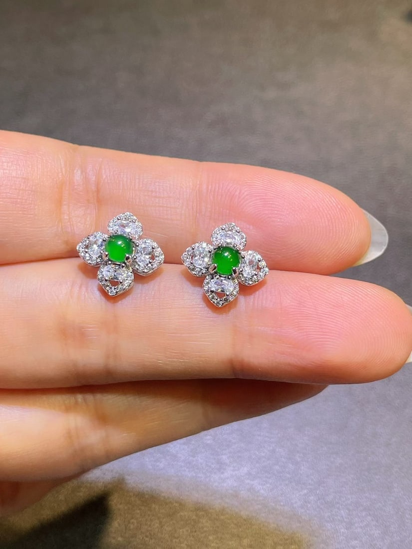 Silver Spicy Green Jadeite Earrings: These earrings feature vibrant jadeite, showcasing unique charm. The exquisite design complements the natural beauty of the jadeite, suitable for various occasions. (Loose stone 4mm) Freight: 1.Intern
