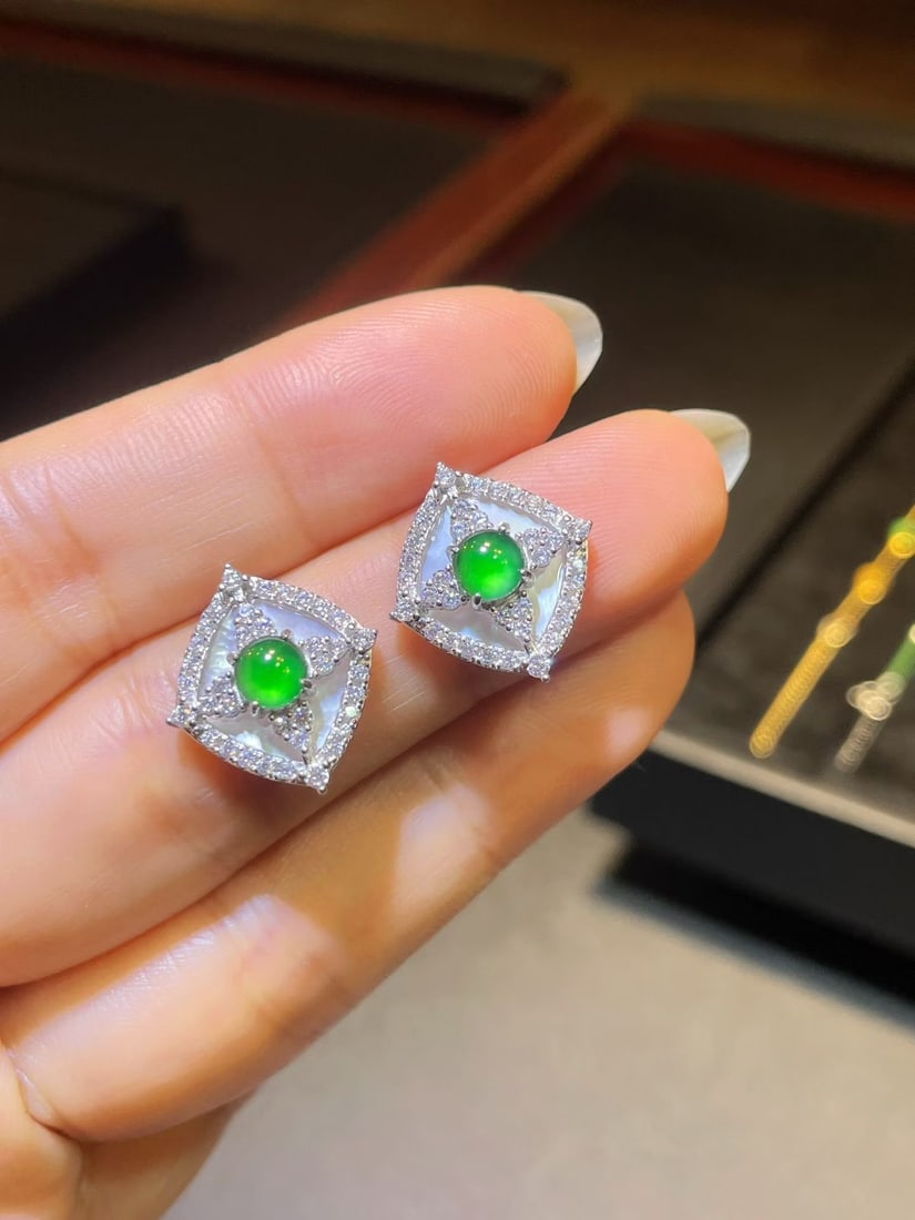 Silver Jadeite Earrings: These earrings are crafted from silver, featuring vivid green jadeite that exudes an elegant aura. The jadeite's hue is reminiscent of spring buds, full of vitality. The design is simple yet exquisite