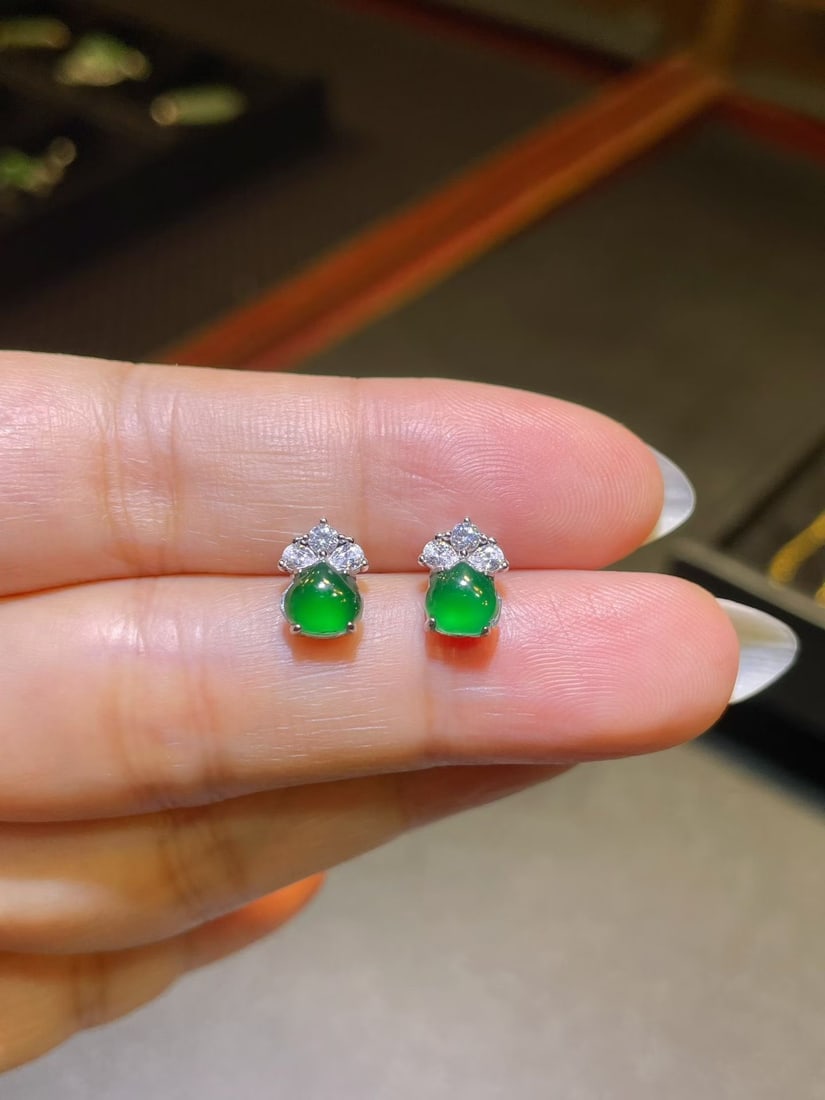 Silver Jadeite Earrings: These earrings feature jadeite as the main stone, showcasing a beautiful combination of texture and color. The exquisite design adds a sweet touch, suitable for various occasions. Freight: 1.Internati