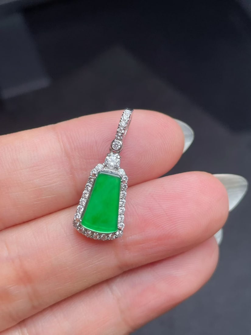 Silver Jadeite Pendant: This jadeite pendant showcases an icy luster and vibrant green hue, symbolizing peace and joy. Its excellent quality makes it a collectible piece of jewelry. Freight: 1.International Freight: Foreign 