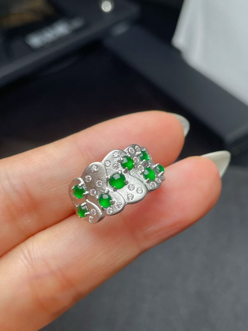 Silver Full Green Jadeite Ring: This jadeite ring showcases a full green hue, with each jadeite exuding unique charm. Stylish to wear, suitable for various occasions. Freight: 1.International Freight: Foreign shipping charges are de