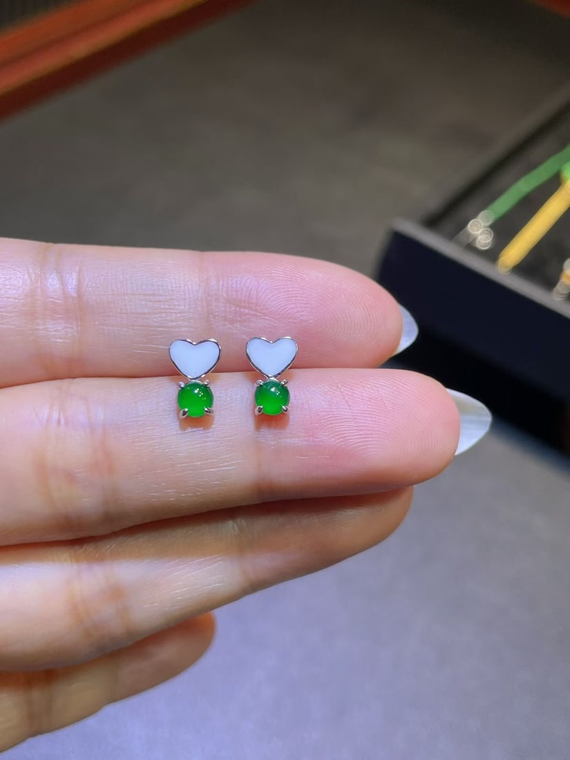 Silver Jade Earrings: These earrings feature jade as the main stone, showcasing a fresh and sweet style. The natural hue of jade complements the luster of silver, suitable for various occasions. Freight: 1.International Fr