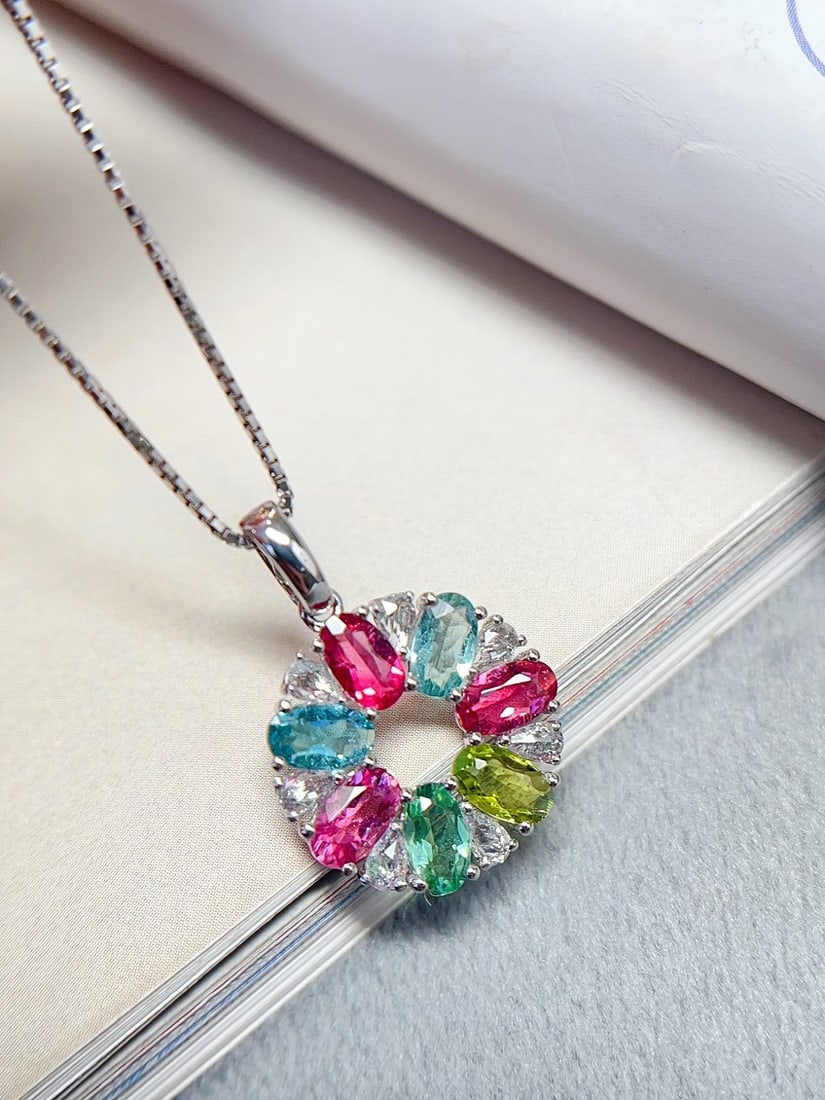 18K Gold Tourmaline Pendant: This 18K gold tourmaline pendant showcases the enchanting charm of candy colors, with a glassy texture that captivates. The main stone is approximately 1.4 carats, complemented by 7 white sapphires,