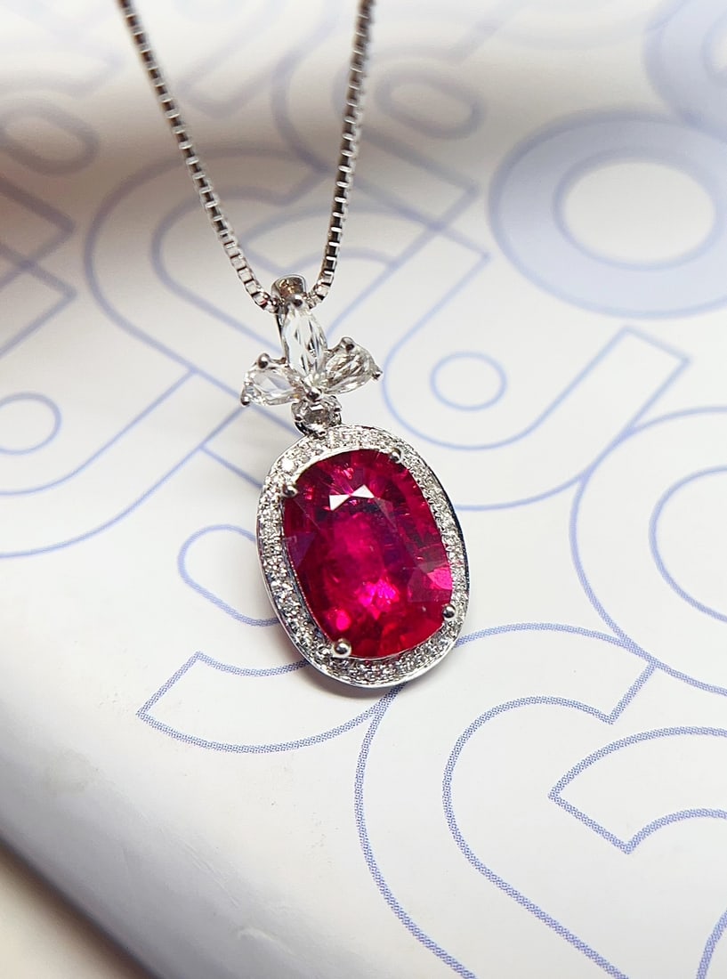 18K Gold Tourmaline Pendant: This 18K gold tourmaline pendant is renowned for its elegant and grand design. The tourmaline main stone is clean and flawless, complemented by diamonds and white sapphires, exuding a noble and elegan