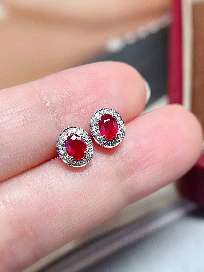 18K Gold Natural Pigeon's Blood Red Ruby Earrings: These earrings are meticulously crafted in 18K gold, featuring a richly colored pigeon's blood red ruby, exuding extraordinary noble elegance. The brilliance of the ruby complements the sparkle of the