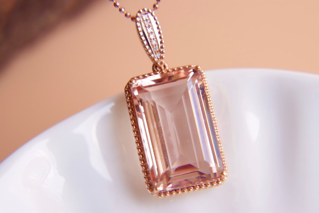 18K Gold Morganite Diamond Pendant: This pendant is meticulously crafted in 18K gold, featuring a captivating morganite complemented by sparkling diamonds, embodying a perfect blend of elegance and luxury. The main stone weighs 15.5