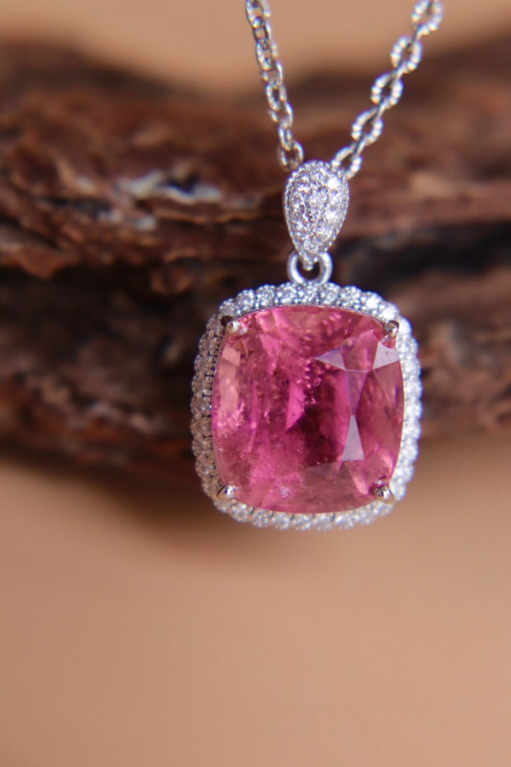 18K Gold Natural Red Tourmaline Pendant: This pendant is meticulously crafted in 18K gold, featuring a vividly colored red tourmaline, exuding a simple yet grand style. Adorned with South African diamonds, it adds a brilliant sparkle. (Main 