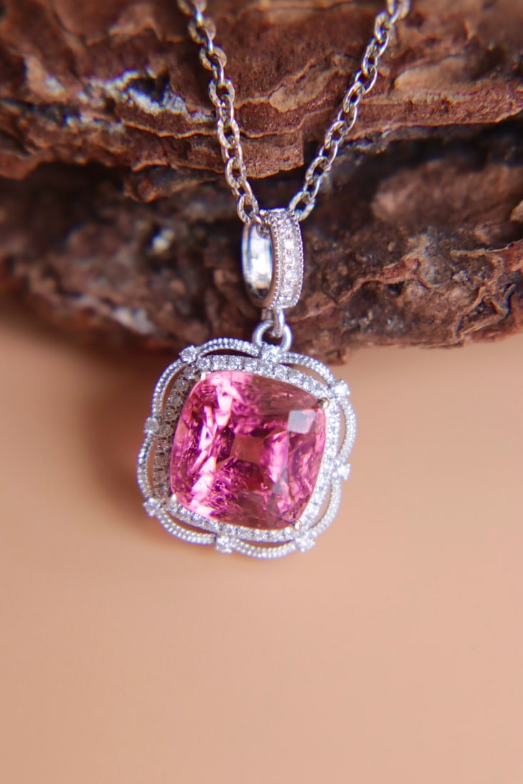 18K Gold Natural Red Tourmaline Pendant: This 18K gold pendant features a vividly colored red tourmaline, simple yet elegant. Paired with South African diamonds, it adds a touch of luxury. (Main stone 5.455 carats) Freight: 1.International F